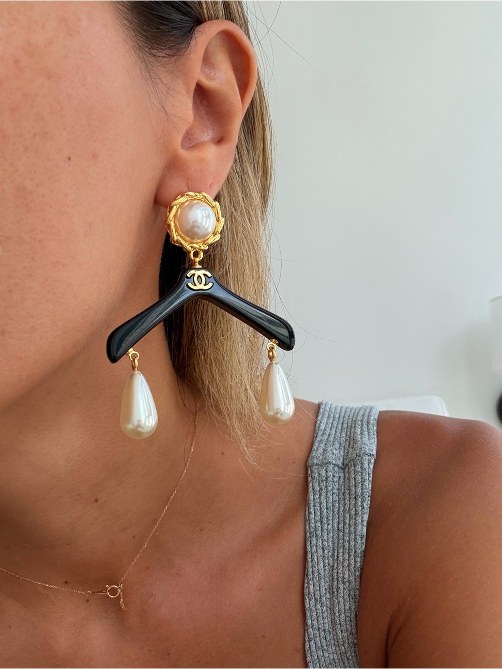 🖤Vintage CHANEL Black and White Pearl Drop Earrings✨ - Picture 9 of 11